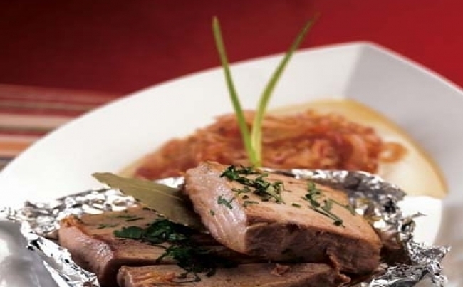 Atún al papillote con compota de cebolla